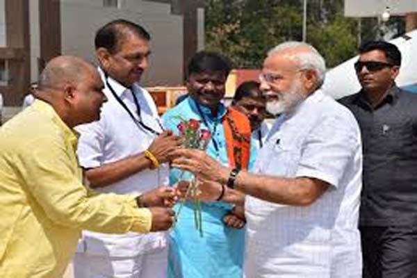 PM Modi pays 5 minutes to Jagdalpur airport