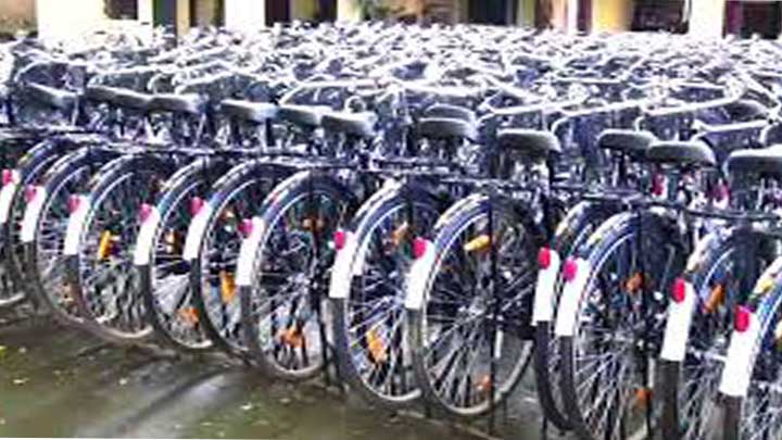 छात्रा मन ला अब मिलही ब्राण्डेड साइकिल, मुख्यमंत्री हा अधिकारी मन ला दे हें गुणवत्तापूर्ण साइकिल खरीदी के निर्देश