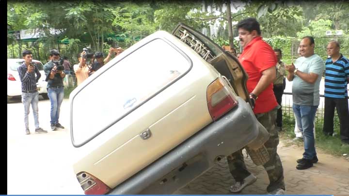 देखव वीडियो...बाहुबली रायपुर के,अकेल्ला 500 किलो ले जादा वजनी कार ल पलट दिस