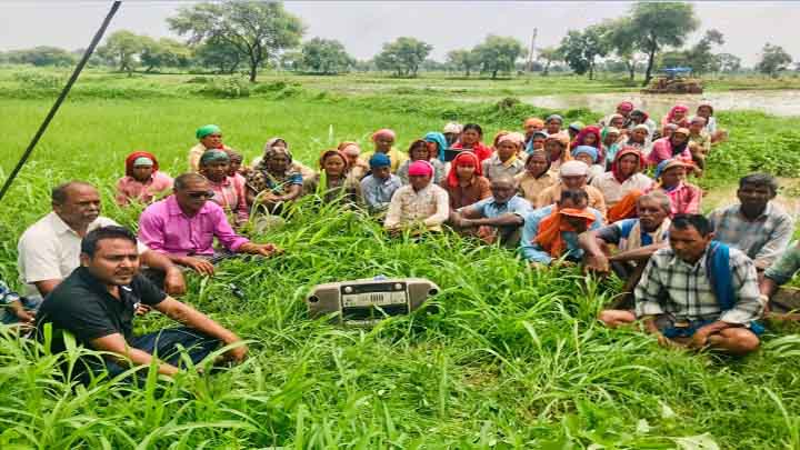 किसान मन खेत म बइठ के सुनिन मुख्यमंत्री भूपेश बघेल जी के लोकवानी कार्यक्रम