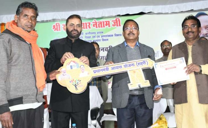 मंत्री नेताम ह पीएम आवास योजना के तहत् महेन्द्र कोरवा ल सौंपिस चाबी ramvichar netam