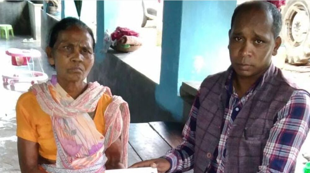 मुख्यमंत्री कैंप कार्यालय की पहल से श्रवण दोष पीड़ित बुंदा लकड़ा को मिला श्रवण यंत्र j
