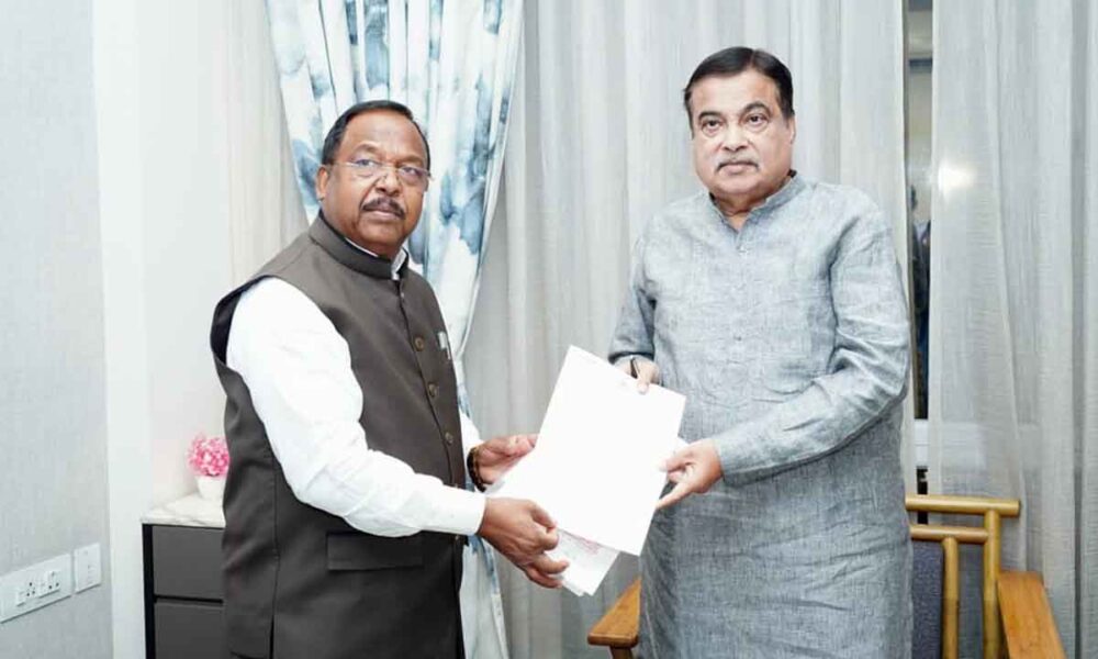 मंत्री रामविचार नेताम ने केन्द्रीय सड़क परिवहन मंत्री नितिन गडकरी से नागपुर में की सौजन्य मुलाकात ramvichar netam