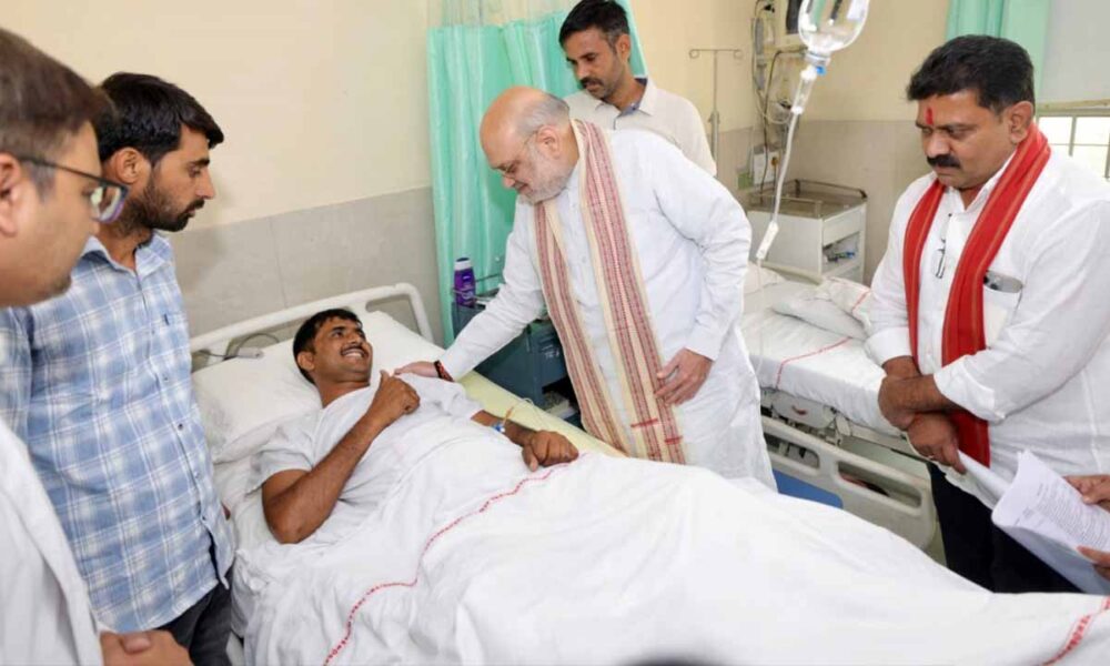 केंद्रीय गृहमंत्री अमित शाह ने एम्स में घायल जवानों से की मुलाकात amit shah ghayal javan1