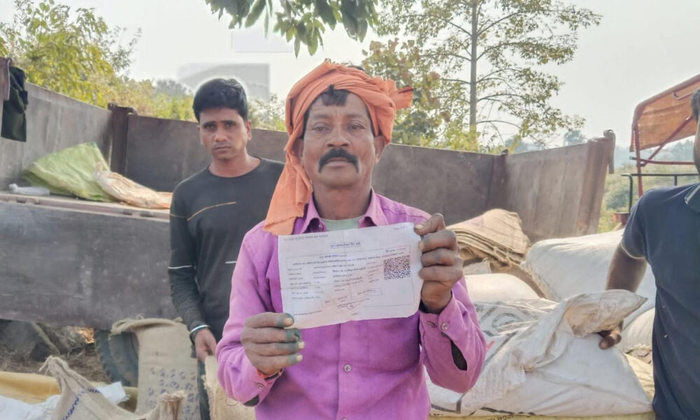 किसान दुर्गाप्रसाद के चेहरे पर आत्मविश्वास और संतोष की मुस्कान