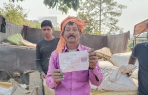 किसान दुर्गाप्रसाद के चेहरे पर आत्मविश्वास और संतोष की मुस्कान