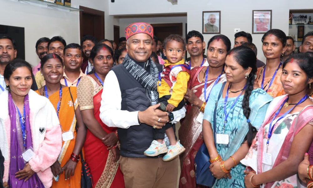 वनमंत्री श्री केदार कश्यप से बीजापुर के पंच सरपंचों ने की सौजन्य भेंट